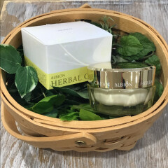 【アルビオン】ハーバルクリーム♡長時間しっとり、肌あれに先まわり。 輝くツヤ肌つづく濃密クリーム。